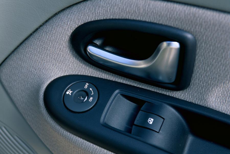  Renault Clio 3-Door 2001 года  (фото 14 из 58)